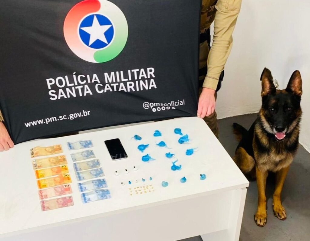 Na revista pessoal, os policiais encontraram R$ 167,00 em dinheiro, 40 gramas de maconha e três buchas de cocaína.