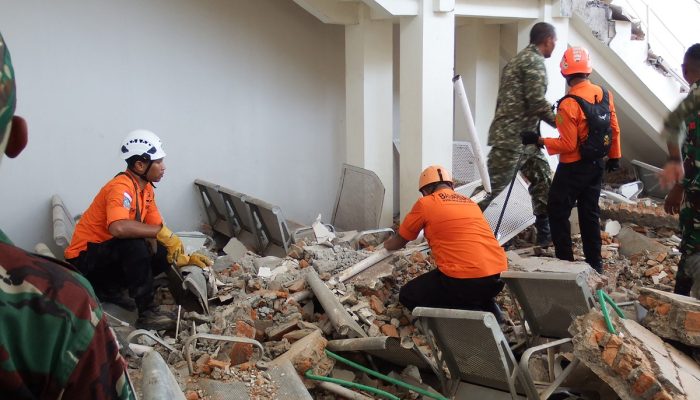 A rescue team searches for victims in the ruins of the Laurensius Say Port in Maumere, Sikka, East Nusa Tenggara on August 15, 2026, after a magnitude 7.7 earthquake struck Flores Island. (Photo by ARNOLD WELIANTO / AFP)