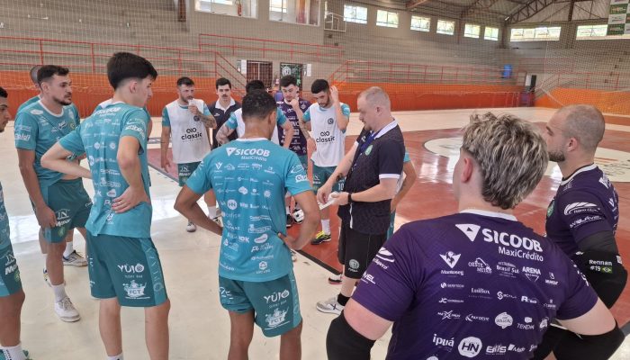 Leonardo Schroeder orienta atletas Chape Futsal