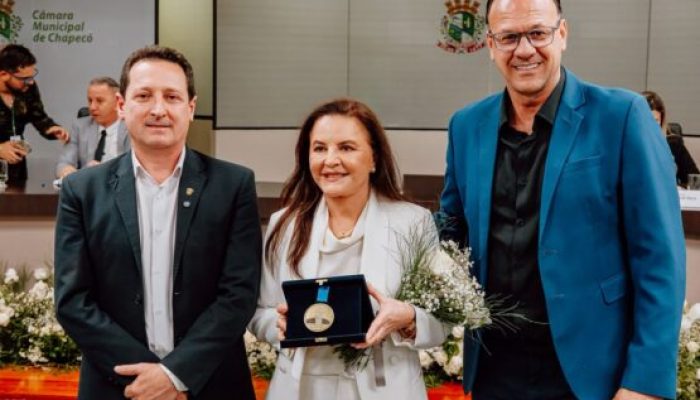 A homenageada Nádia De Marco Sandrin com o presidente da Câmara de Vereadores, Claimar De Conto Presidente do Legislativo e o vereador Cleiton Cesar