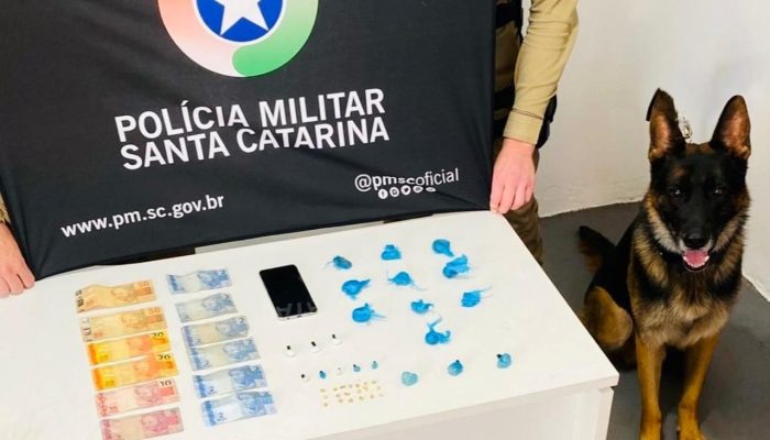 Na revista pessoal, os policiais encontraram R$ 167,00 em dinheiro, 40 gramas de maconha e três buchas de cocaína.