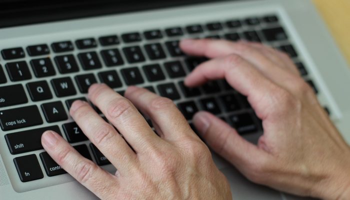 hands-on-keyboard-2148723_1280